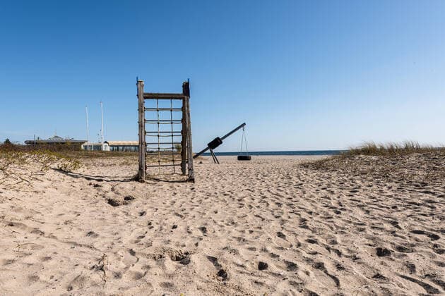 Kieler Bucht Strande - Bei herrlichem Frühlingswetter im März fast menschenleere Uferpromenaden, die Bevölkerung hält sich weitgehend an die Vorgaben der Regierung Strande Schleswig-Holstein Deutschland