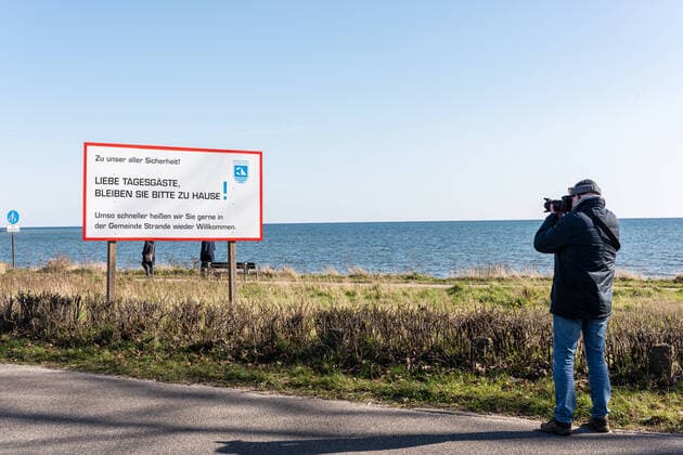 Kieler Bucht Strande - Bei herrlichem Frühlingswetter im März fast menschenleere Uferpromenaden, die Bevölkerung hält sich weitgehend an die Vorgaben der Regierung Strande Schleswig-Holstein Deutschland