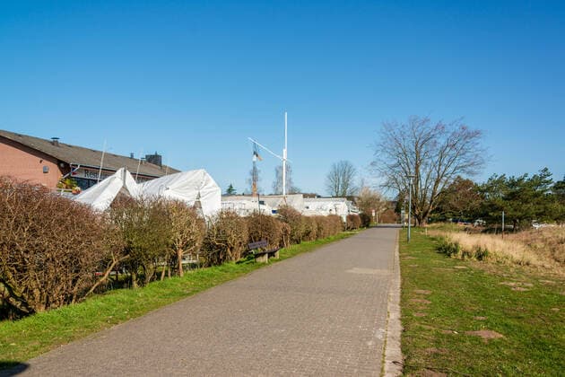 Kieler Bucht Strande - Bei herrlichem Frühlingswetter im März fast menschenleere Uferpromenaden, die Bevölkerung hält sich weitgehend an die Vorgaben der Regierung Strande Schleswig-Holstein Deutschland