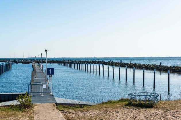 Kieler Bucht Strande - Bei herrlichem Frühlingswetter im März fast menschenleere Uferpromenaden, die Bevölkerung hält sich weitgehend an die Vorgaben der Regierung Strande Schleswig-Holstein Deutschland
