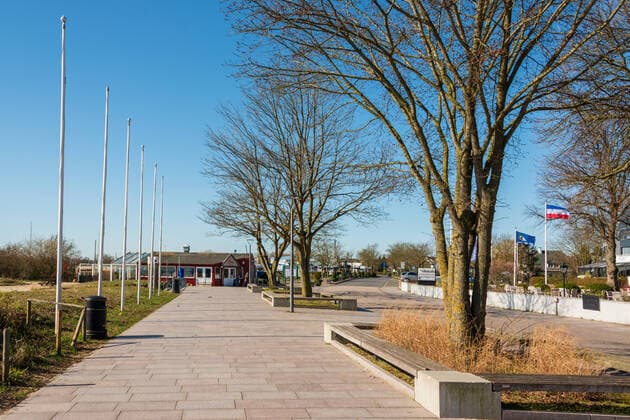 Kieler Bucht Strande - Bei herrlichem Frühlingswetter im März fast menschenleere Uferpromenaden, die Bevölkerung hält sich weitgehend an die Vorgaben der Regierung Strande Schleswig-Holstein Deutschland