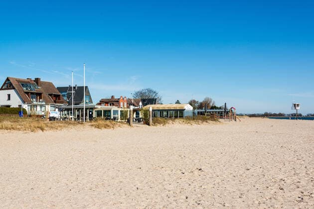 Kieler Bucht Strande - Bei herrlichem Frühlingswetter im März fast menschenleere Uferpromenaden, die Bevölkerung hält sich weitgehend an die Vorgaben der Regierung Strande Schleswig-Holstein Deutschland