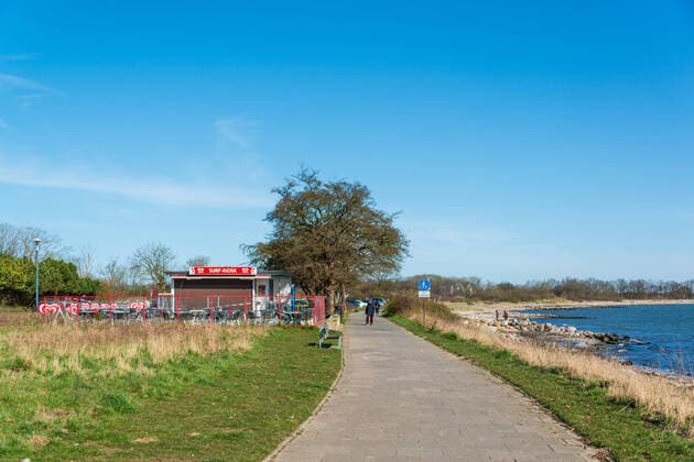 Kieler Bucht Strande - Bei herrlichem Frühlingswetter im März fast menschenleere Uferpromenaden, die Bevölkerung hält sich weitgehend an die Vorgaben der Regierung Strande Schleswig-Holstein Deutschland