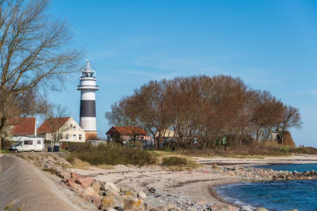 Kieler Bucht Strande - Bei herrlichem Frühlingswetter im März fast menschenleere Uferpromenaden, die Bevölkerung hält sich weitgehend an die Vorgaben der Regierung Strande Schleswig-Holstein Deutschland