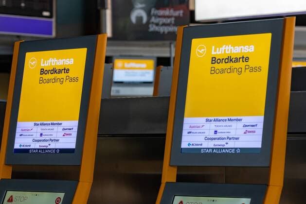 Frankfurt am Main, Terminal Airport Frankfurt am Main, 24.03.2020, Impressionen Terminal Flughafen Frankfurt am Main , Lufthansa Bordkartenautomat Frankfurt am Main Terminal Airport Frankfurt am Main Hessen Deutschland