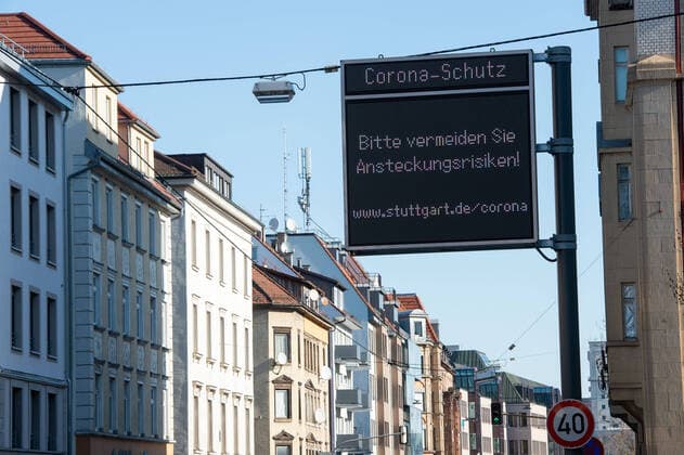 Coronavirus-COVID-19 Tafeln der Landeshauptstadt Stuttgart die auf den Umgang mit dem Coronavirus informieren. Die Infotafeln stehen entlang aller großen Einfahrtsstrassen in die Landeshauptstadt. Stuttgart Mitte Baden-Württemberg Deutschland Copyright: xLeif-HendrikxPiechowskix