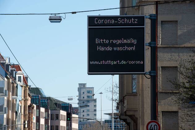 Coronavirus-COVID-19 Tafeln der Landeshauptstadt Stuttgart die auf den Umgang mit dem Coronavirus informieren. Die Infotafeln stehen entlang aller großen Einfahrtsstrassen in die Landeshauptstadt. Stuttgart Mitte Baden-Württemberg Deutschland Copyright: xLeif-HendrikxPiechowskix