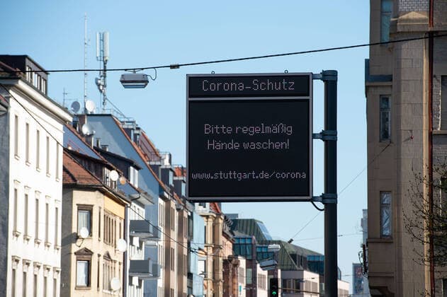 Coronavirus-COVID-19 Tafeln der Landeshauptstadt Stuttgart die auf den Umgang mit dem Coronavirus informieren. Die Infotafeln stehen entlang aller großen Einfahrtsstrassen in die Landeshauptstadt. Stuttgart Mitte Baden-Württemberg Deutschland Copyright: xLeif-HendrikxPiechowskix