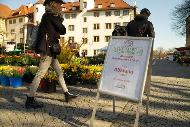 Coronavirus-COVID-19 Hoffnung auf das Ende der Coronakrise. Auf Hinweistafeln von Einzelhändlern wir ab 1.April bzw. Juni wieder geöffnet. Auf dem Wochenmarkt bittet man die Abstandsregeln einzuhalten. Stuttgart Mitte Baden-Württemberg Deutschland Copyright: xLeif-HendrikxPiechowskix
