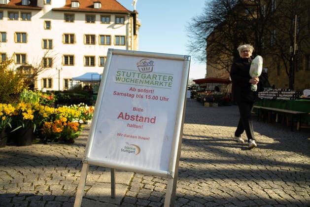 Coronavirus-COVID-19 Hoffnung auf das Ende der Coronakrise. Auf Hinweistafeln von Einzelhändlern wir ab 1.April bzw. Juni wieder geöffnet. Auf dem Wochenmarkt bittet man die Abstandsregeln einzuhalten. Stuttgart Mitte Baden-Württemberg Deutschland Copyright: xLeif-HendrikxPiechowskix