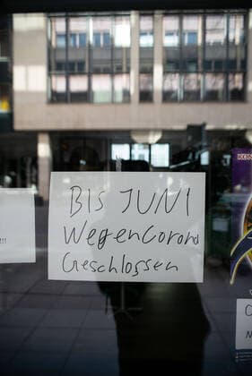 Coronavirus-COVID-19 Hoffnung auf das Ende der Coronakrise. Auf Hinweistafeln von Einzelhändlern wir ab 1.April bzw. Juni wieder geöffnet. Auf dem Wochenmarkt bittet man die Abstandsregeln einzuhalten. Stuttgart Mitte Baden-Württemberg Deutschland Copyright: xLeif-HendrikxPiechowskix