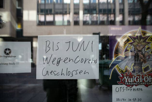 Coronavirus-COVID-19 Hoffnung auf das Ende der Coronakrise. Auf Hinweistafeln von Einzelhändlern wir ab 1.April bzw. Juni wieder geöffnet. Auf dem Wochenmarkt bittet man die Abstandsregeln einzuhalten. Stuttgart Mitte Baden-Württemberg Deutschland Copyright: xLeif-HendrikxPiechowskix