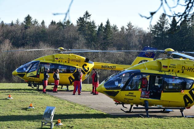 Zwei Rettungshubschrauber des ADAC landen am Montag (23.3.2020) an der Uniklinik in Homburg mit Corona Patienten aus der farnzösischen Stadt Metz. Insgesamt 5 Patienten werden nach Homburg gebracht, drei auf dem Landweg, zwei mit der Luftrettung.