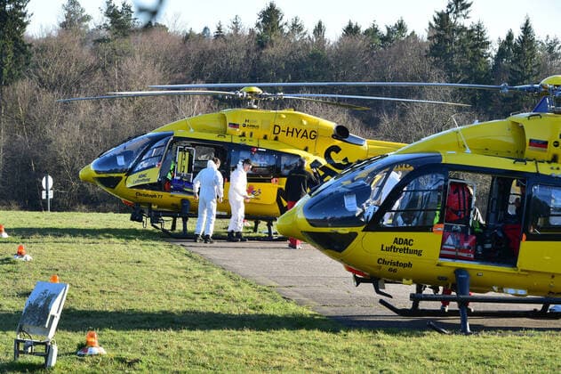Zwei Rettungshubschrauber des ADAC landen am Montag (23.3.2020) an der Uniklinik in Homburg mit Corona Patienten aus der farnzösischen Stadt Metz. Insgesamt 5 Patienten werden nach Homburg gebracht, drei auf dem Landweg, zwei mit der Luftrettung.