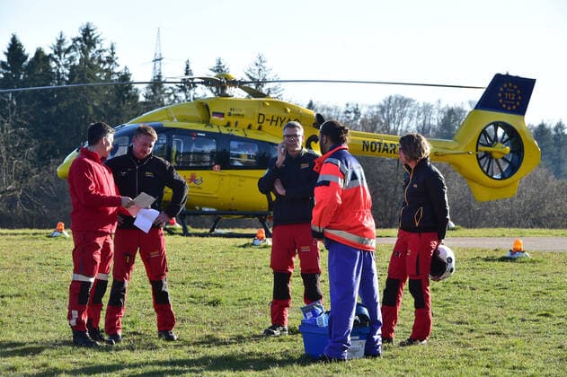 Zwei Rettungshubschrauber des ADAC landen am Montag (23.3.2020) an der Uniklinik in Homburg mit Corona Patienten aus der farnzösischen Stadt Metz. Insgesamt 5 Patienten werden nach Homburg gebracht, drei auf dem Landweg, zwei mit der Luftrettung.