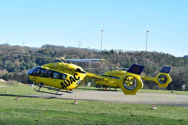 Zwei Rettungshubschrauber des ADAC landen am Montag (23.3.2020) an der Uniklinik in Homburg mit Corona Patienten aus der farnzösischen Stadt Metz. Insgesamt 5 Patienten werden nach Homburg gebracht, drei auf dem Landweg, zwei mit der Luftrettung.