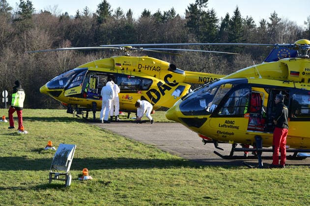 Zwei Rettungshubschrauber des ADAC landen am Montag (23.3.2020) an der Uniklinik in Homburg mit Corona Patienten aus der farnzösischen Stadt Metz. Insgesamt 5 Patienten werden nach Homburg gebracht, drei auf dem Landweg, zwei mit der Luftrettung.