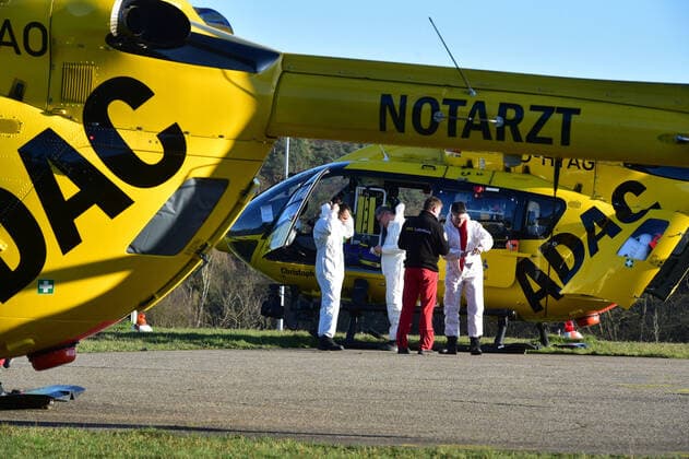 Zwei Rettungshubschrauber des ADAC landen am Montag (23.3.2020) an der Uniklinik in Homburg mit Corona Patienten aus der farnzösischen Stadt Metz. Insgesamt 5 Patienten werden nach Homburg gebracht, drei auf dem Landweg, zwei mit der Luftrettung.