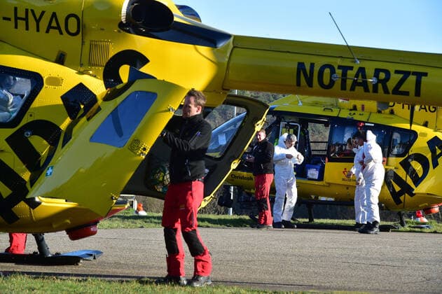 Zwei Rettungshubschrauber des ADAC landen am Montag (23.3.2020) an der Uniklinik in Homburg mit Corona Patienten aus der farnzösischen Stadt Metz. Insgesamt 5 Patienten werden nach Homburg gebracht, drei auf dem Landweg, zwei mit der Luftrettung.