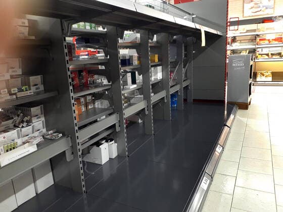 Einkauf bei einem Discounter im Raum Hannover. Leere Regale bei Hygieneartikeln wie Klopapier und Kuechenrolle. Einkauf