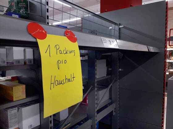 Einkauf bei einem Discounter im Raum Hannover. Leere Regale bei Hygieneartikeln wie Klopapier und Kuechenrolle. Einkauf