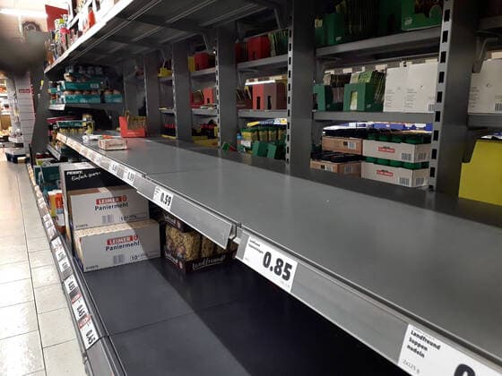 Einkauf bei einem Discounter im Raum Hannover. Leere Regale bei Suppen, Nudeln und Konserven. Einkauf