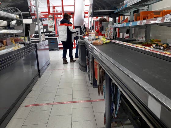 Einkauf bei einem Discounter im Raum Hannover. Abstand halten an der Kasse. Einkauf