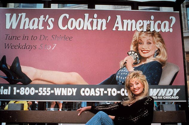STRAIGHT TALK, Dolly Parton, 1992 Walt Disney Co. Courtesy Everett Collection !ACHTUNG AUFNAHMEDATUM GESCHÃ„TZT! PUBLICATIONXNOTxINxCANxCHNxFRAxITAxJPNxNORxPOLxRUSxESPxUKxUSA Copyright: xWaltxDisneyxCo. CourtesyxEverettxCollectionx MSDSTTA EC002