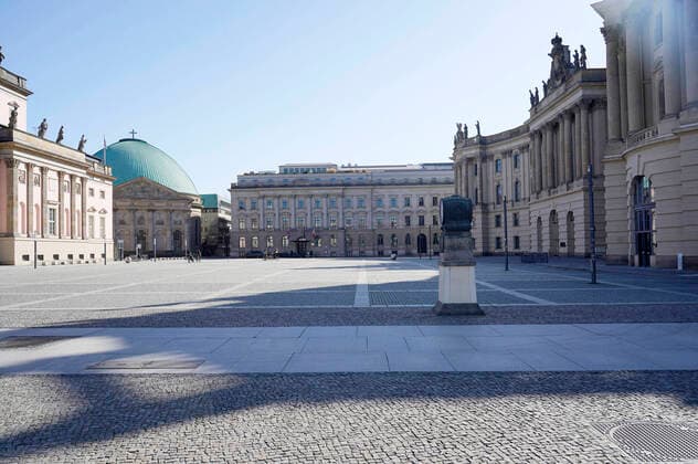 Der Bebelplatz und Unter den Linden. Die Berliner halten sich offensichtlich an die Ausgangsbeschränkungen und Maßnahmen der Bundesregierung zur Bekämpfung der Corona-Epidemie. Berlin, 24.03.2020