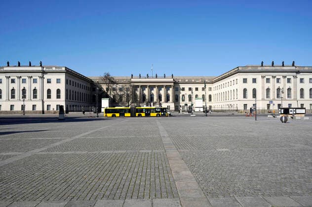 Der Bebelplatz und Unter den Linden. Die Berliner halten sich offensichtlich an die Ausgangsbeschränkungen und Maßnahmen der Bundesregierung zur Bekämpfung der Corona-Epidemie. Berlin, 24.03.2020