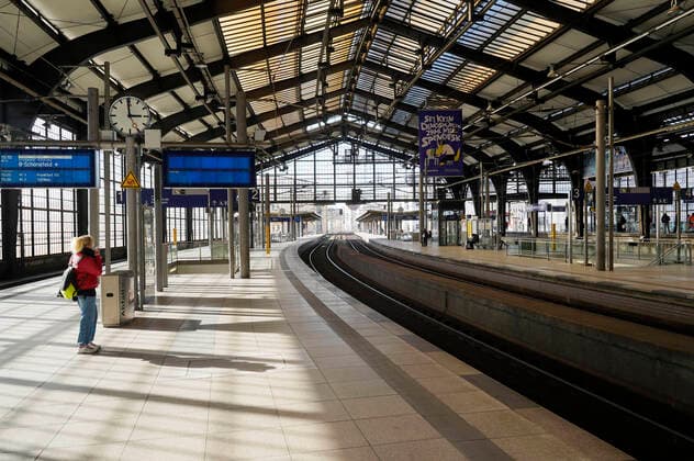 Bahnhof Friedrichstraße. Die Berliner halten sich offensichtlich an die Ausgangsbeschränkungen und Maßnahmen der Bundesregierung zur Bekämpfung der Corona-Epidemie. Berlin, 24.03.2020