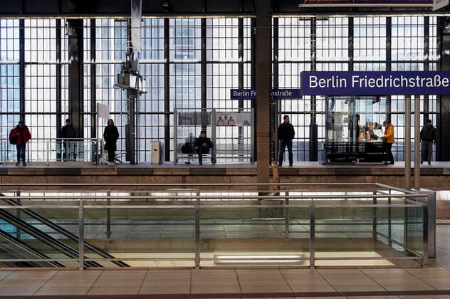 Bahnhof Friedrichstraße. Die Berliner halten sich offensichtlich an die Ausgangsbeschränkungen und Maßnahmen der Bundesregierung zur Bekämpfung der Corona-Epidemie. Berlin, 24.03.2020