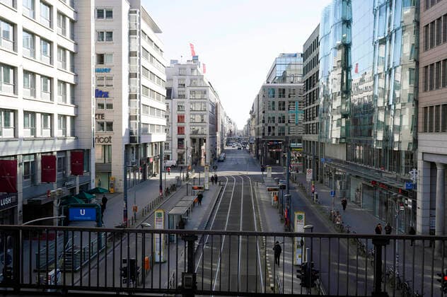 Die Friedrichstraße. Die Berliner halten sich offensichtlich an die Ausgangsbeschränkungen und Maßnahmen der Bundesregierung zur Bekämpfung der Corona-Epidemie. Berlin, 24.03.2020
