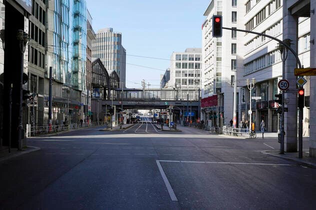 Die Friedrichstraße. Die Berliner halten sich offensichtlich an die Ausgangsbeschränkungen und Maßnahmen der Bundesregierung zur Bekämpfung der Corona-Epidemie. Berlin, 24.03.2020