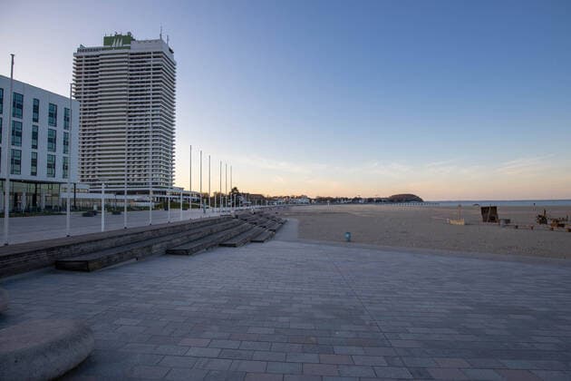 Leere Promenade und ein leerer Strand in Travemuende waehrend der Corona-Krise. Keine Touristen sind vor Ort, Travemuende waehrend der Corona-Krise 2020, 23.03.20 Travemuende Schleswig-Holstein Germany Copyright: xAgentur54Gradx xChristianxSchaffrathx