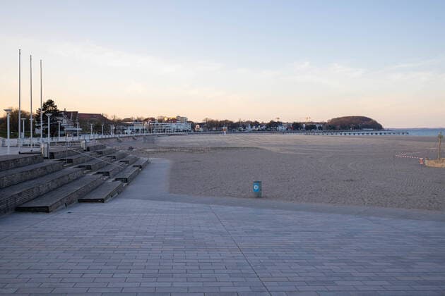 Leere Promenade und ein leerer Strand in Travemuende waehrend der Corona-Krise. Keine Touristen sind vor Ort, Travemuende waehrend der Corona-Krise 2020, 23.03.20 Travemuende Schleswig-Holstein Germany Copyright: xAgentur54Gradx xChristianxSchaffrathx
