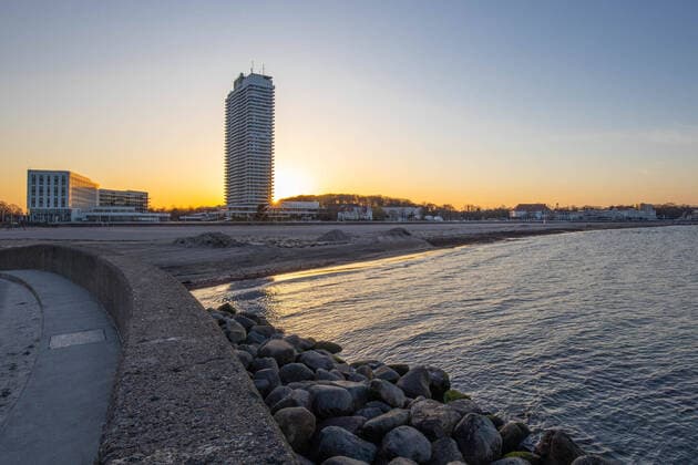 Leere Promenade und ein leerer Strand in Travemuende waehrend der Corona-Krise. Keine Touristen sind vor Ort, Travemuende waehrend der Corona-Krise 2020, 23.03.20 Travemuende Schleswig-Holstein Germany Copyright: xAgentur54Gradx xChristianxSchaffrathx