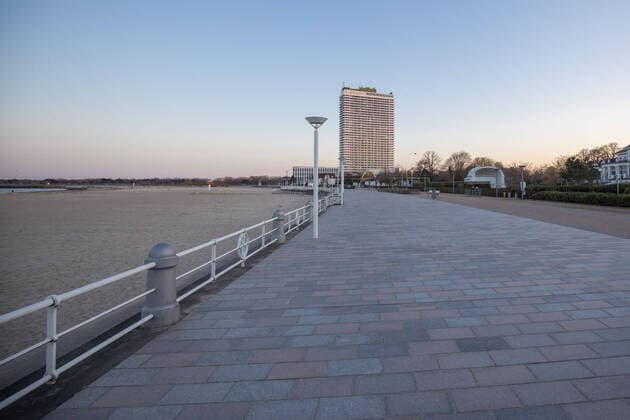 Leere Promenade und ein leerer Strand in Travemuende waehrend der Corona-Krise. Keine Touristen sind vor Ort, Travemuende waehrend der Corona-Krise 2020, 23.03.20 Travemuende Schleswig-Holstein Germany Copyright: xAgentur54Gradx xChristianxSchaffrathx