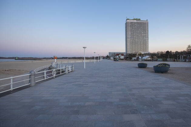 Leere Promenade und ein leerer Strand in Travemuende waehrend der Corona-Krise. Keine Touristen sind vor Ort, Travemuende waehrend der Corona-Krise 2020, 23.03.20 Travemuende Schleswig-Holstein Germany Copyright: xAgentur54Gradx xChristianxSchaffrathx