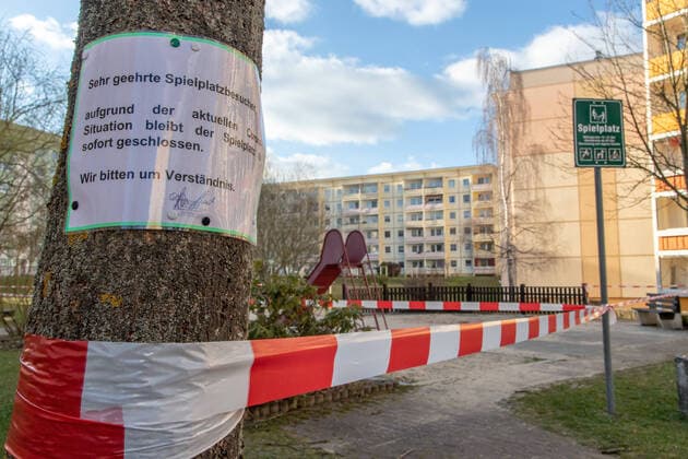 200322Ausgangssperre Sachsen verschärft Ausgangsregelungen Sachsen verschärft im Zuge der Eindämmung des Coronavirus die Maßnahmen. In der Nacht zum Montag tritt eine Verfügung in Kraft. Diese sieht erweiterte Regelungen für Ausgangsbeschränkungen vor. Ab Montag 00:00 Uhr ist das Verlassen der häuslichen Unterkunft ohne triftigen Grund in Sachsen untersagt , sagte Sachsens Innenminister Roland Wöller auf einer Pressekonferenz am Sonntag. Obwohl die Staatsregierung weitreichende Allgemeinverfügungen erlassen habe, treffen sich noch immer viele, ich sage zu viele Menschen im öffentlichen Raum , begründete Wöller diesen Schritt. Es seien weitergehende Maßnahmen notwendig, um Gruppenbildungen mit mehr als fünf Personen zu unterbinden. Die verschärften Ausgangsregeln sollen ab Montag vorerst für 14 Tage gelten. Zwönitz Sachsen Deutschl