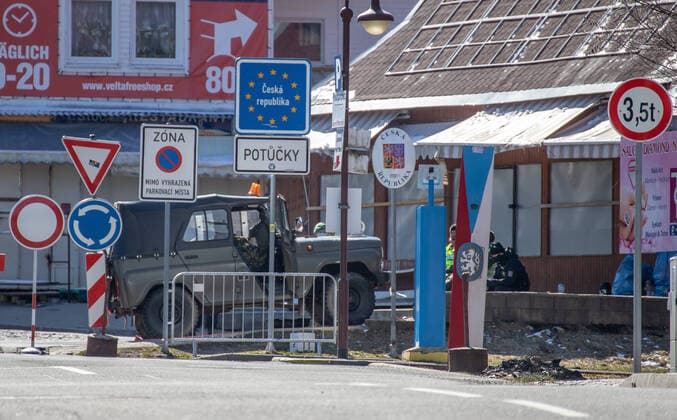 200324Grenze Grenzübertritte verschärfen sich Die Lage durch die Corona-Krise verschärft sich weiter. Ab Donnerstag dürfen Berufspendler die in Tschechien wohnen und in Deutschland täglich nach Deutschland auf Arbeit müssen, nicht mehr täglich nach Tschechien ein –und ausreisen. Berufstätige dürfen sich allerdings in Deutschland eine Unterkunft suchen und in Deutschland weiterhin arbeiten. Laut Martin Dulig dürfen aber die Arbeitgeber den tschechischen Arbeitnehmer innen eine Unterkunft in einem Hotel, etwa aus Pflege –und Gesundheitseinrichtungen als Übernachtung in Deutschland gewährleisten. Bei Rückkehr nach Tschechien müssen die Arbeitnehmer allerdings in eine zweiwöchige Quarantäne. Viele Betriebe und Unternehmen im Erzgebirge werden somit weiter geschwächt. Viele Unternehmen beziehen über Zeitarbeitsfirmen, Leiharbeiter aus dem