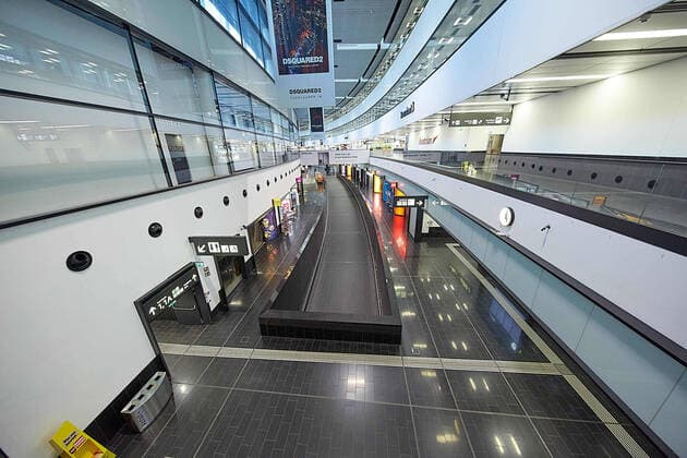 - Schwechat (NÖ) 23.03.2020 - Der größte Flughafen Österreichs steht aufgrund der Corona-Krise und der daraus resultierenden Einstellung von zahlreichen Flugverbindungen kurz vor der Schließung des regulären Betriebs. Die Ankündigungen von Austrian Airlines und Lauda ihre Flüge vorerst komplett zu pausieren führt zu einem massiven Rückgang an Flugbewegungen am Flughafen Wien-Schwechat. PHOTO: Das fast ganz leere Terminal 3 am Flughafen. Schwechat (Lower Austria) - Due to the Corona crisis and the resulting discontinuation of numerous flight connections, Austria s largest airport is about to close regular operations. The announcements by Austrian Airlines and Lauda to completely pause their flights for the time being are leading to a massive decline in flight movements at Vienna International Airport. PHOTO: The almost completely e 