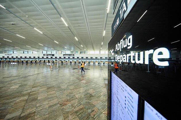 - Schwechat (NÖ) 23.03.2020 - Der größte Flughafen Österreichs steht aufgrund der Corona-Krise und der daraus resultierenden Einstellung von zahlreichen Flugverbindungen kurz vor der Schließung des regulären Betriebs. Die Ankündigungen von Austrian Airlines und Lauda ihre Flüge vorerst komplett zu pausieren führt zu einem massiven Rückgang an Flugbewegungen am Flughafen Wien-Schwechat. PHOTO: Das fast ganz leere Terminal 1 am Flughafen. Schwechat (Lower Austria) - Due to the Corona crisis and the resulting discontinuation of numerous flight connections, Austria s largest airport is about to close regular operations. The announcements by Austrian Airlines and Lauda to completely pause their flights for the time being are leading to a massive decline in flight movements at Vienna International Airport. PHOTO: The almost completely e 
