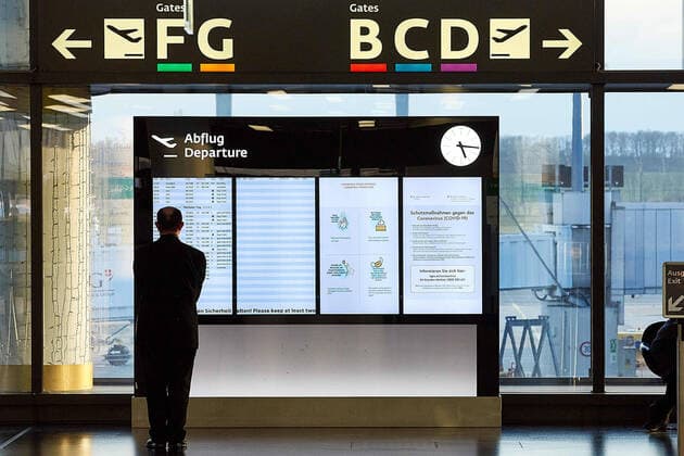 - Schwechat (NÖ) 23.03.2020 - Der größte Flughafen Österreichs steht aufgrund der Corona-Krise und der daraus resultierenden Einstellung von zahlreichen Flugverbindungen kurz vor der Schließung des regulären Betriebs. Die Ankündigungen von Austrian Airlines und Lauda ihre Flüge vorerst komplett zu pausieren führt zu einem massiven Rückgang an Flugbewegungen am Flughafen Wien-Schwechat. PHOTO: Ein einsamer Passagier vor dem Display mit den wenigen Abflügen Schwechat (Lower Austria) - Due to the Corona crisis and the resulting discontinuation of numerous flight connections, Austria s largest airport is about to close regular operations. The announcements by Austrian Airlines and Lauda to completely pause their flights for the time being are leading to a massive decline in flight movements at Vienna International Airport. PHOTO: A lo 