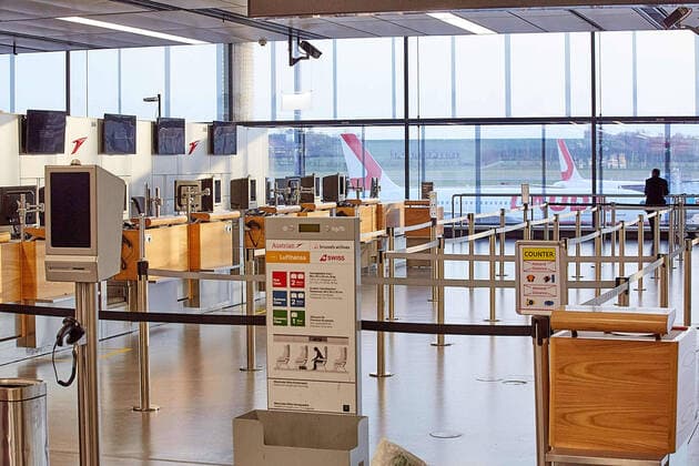 - Schwechat (NÖ) 23.03.2020 - Der größte Flughafen Österreichs steht aufgrund der Corona-Krise und der daraus resultierenden Einstellung von zahlreichen Flugverbindungen kurz vor der Schließung des regulären Betriebs. Die Ankündigungen von Austrian Airlines und Lauda ihre Flüge vorerst komplett zu pausieren führt zu einem massiven Rückgang an Flugbewegungen am Flughafen Wien-Schwechat. PHOTO: Vereinsamte Check-In Schalter in Terminal 3. Schwechat (Lower Austria) - Due to the Corona crisis and the resulting discontinuation of numerous flight connections, Austria s largest airport is about to close regular operations. The announcements by Austrian Airlines and Lauda to completely pause their flights for the time being are leading to a massive decline in flight movements at Vienna International Airport. PHOTO: Solitary check-in desks 
