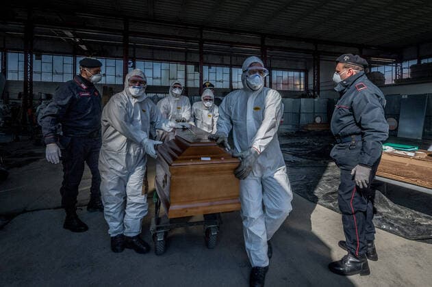 Ponte San Pietro (Bergamo). Military and medical personnel of the Army together with the Carabinieri transport the coffins with the use of six trucks from a depot in Ponte San Pietro due to emergency COVID19 Coronavirus (Carlo Cozzoli Fotogramma, San Pietro bridge - 2020-03-24) p.s. la foto e utilizzabile nel rispetto del contesto in cui e stata scattata, e senza intento diffamatorio del decoro delle persone rappresentate  Copyright: xCarloxCozzolix xFOTOGRAMMAx