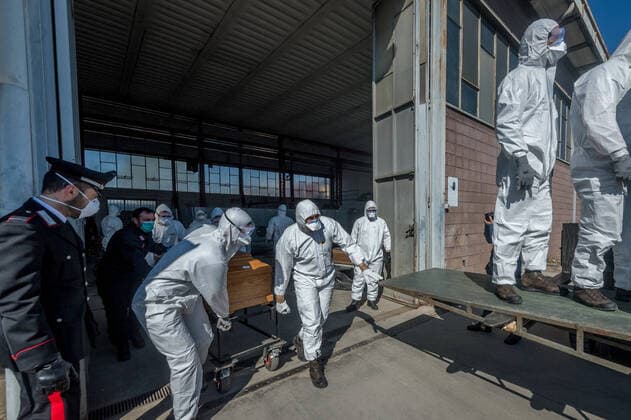 Ponte San Pietro (Bergamo). Military and medical personnel of the Army together with the Carabinieri transport the coffins with the use of six trucks from a depot in Ponte San Pietro due to emergency COVID19 Coronavirus (Carlo Cozzoli Fotogramma, San Pietro bridge - 2020-03-24) p.s. la foto e utilizzabile nel rispetto del contesto in cui e stata scattata, e senza intento diffamatorio del decoro delle persone rappresentate  Copyright: xCarloxCozzolix xFOTOGRAMMAx