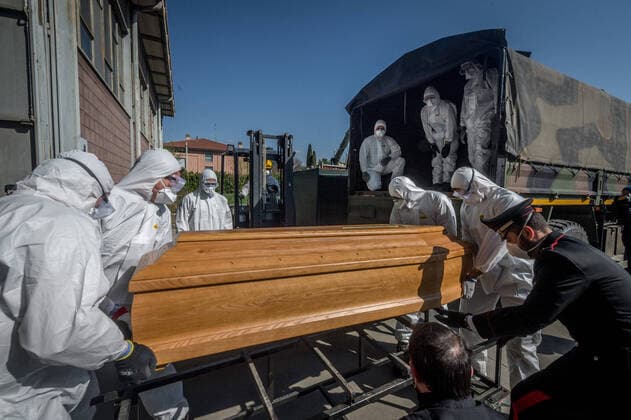 Bilder des Jahres 2020, News 03 März News Themen der Woche KW13 News Bilder des Tages Ponte San Pietro (Bergamo). Military and medical personnel of the Army together with the Carabinieri transport the coffins with the use of six trucks from a depot in Ponte San Pietro due to emergency COVID19 Coronavirus (Carlo Cozzoli Fotogramma, San Pietro bridge - 2020-03-24) p.s. la foto e utilizzabile nel rispetto del contesto in cui e stata scattata, e senza intento diffamatorio del decoro delle persone rappresentate  Copyright: xCarloxCozzolix xFOTOGRAMMAx