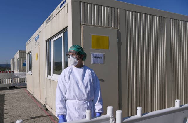 Tuebingen 24.03.2020 Corona: Container Ambulanz Tuebingen, Covid 19 Versorgung auf dem Tuebinger Festplatz. Eine Medizinstudentin warten vor einem Container auf Patienten zur ambulanten Versorgung.