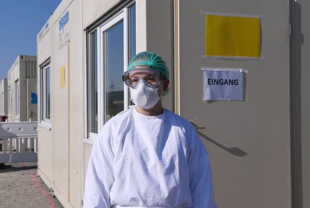 Tuebingen 24.03.2020 Corona: Container Ambulanz Tuebingen, Covid 19 Versorgung auf dem Tuebinger Festplatz. Eine Medizinstudentin warten vor einem Container auf Patienten zur ambulanten Versorgung.